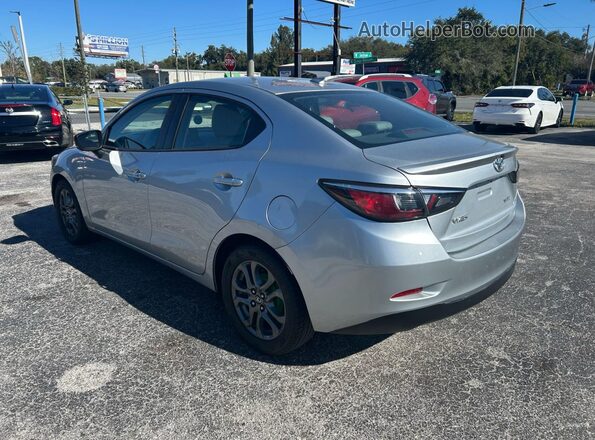 3MYDLBYV8KY509896 2019 TOYOTA YARIS Серебряный Передняя правая четверть