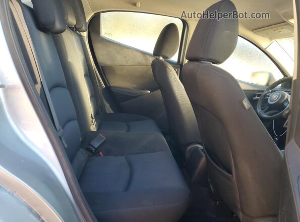 3MYDLBYV9KY505226 2019 TOYOTA YARIS Silver Widok tylnych siedzeń