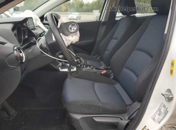 3MYDLBYVXJY321444 2018 TOYOTA YARIS Белый Вид салона спереди