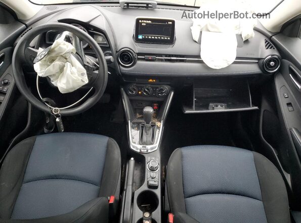 3MYDLBYVXJY321444 2018 TOYOTA YARIS Белый Вид панели приборов