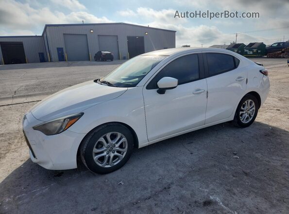 3MYDLBZV9GY135191 2016 TOYOTA SCION White Առջևի ձախ երեք քառորդ տեսարան
