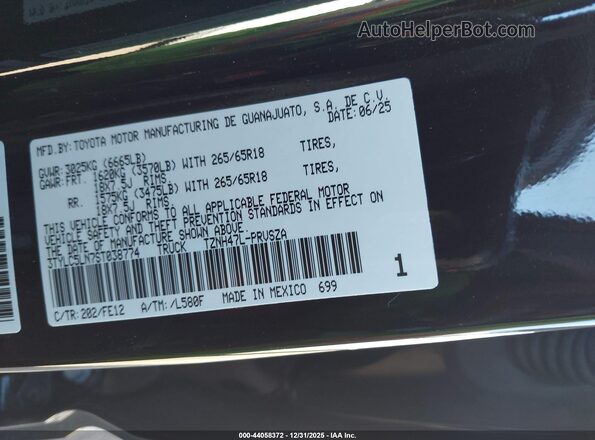 3TYLC5LN7ST038774 2025 TOYOTA TACOMA HYBRID Black Vista del compartimento del motor