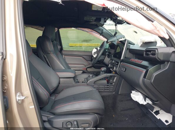 3TYLC5LNXST018633 2025 TOYOTA TACOMA HYBRID Brown Vista interior delantera