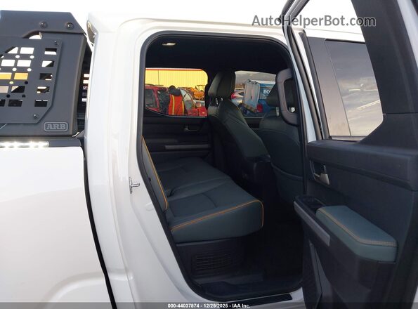 3TYLF5LN2RT002170 2024 TOYOTA TACOMA HYBRID White VIN կոդի պիտակի տեսք