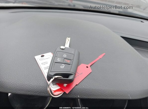 3VV1B7AX0LM054906 2020 VOLKSWAGEN TIGUAN Черный Вид панели приборов