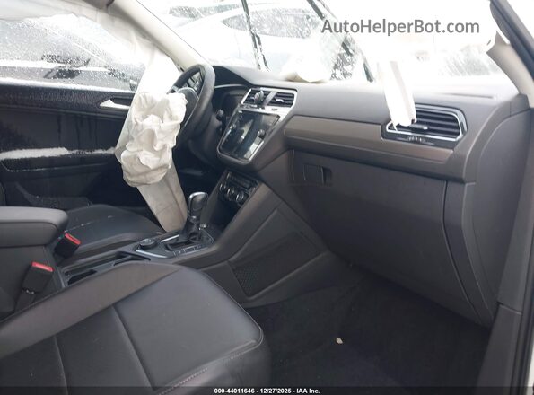 3VV2B7AX3KM033714 2019 VOLKSWAGEN TIGUAN Белый Вид салона спереди