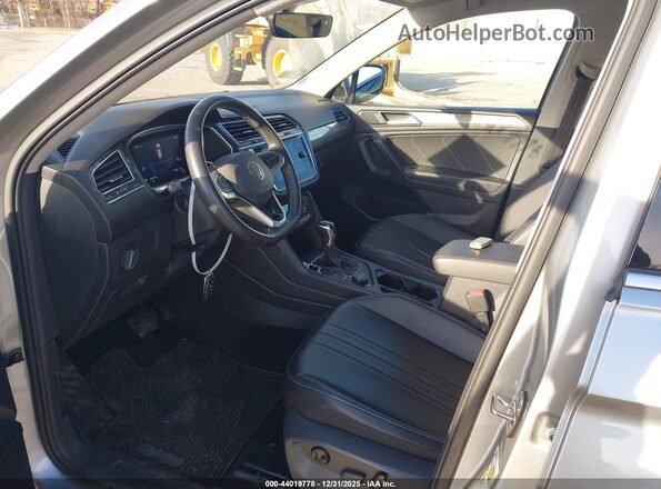 3VV2B7AX6NM119359 2022 VOLKSWAGEN TIGUAN Серый Вид салона спереди