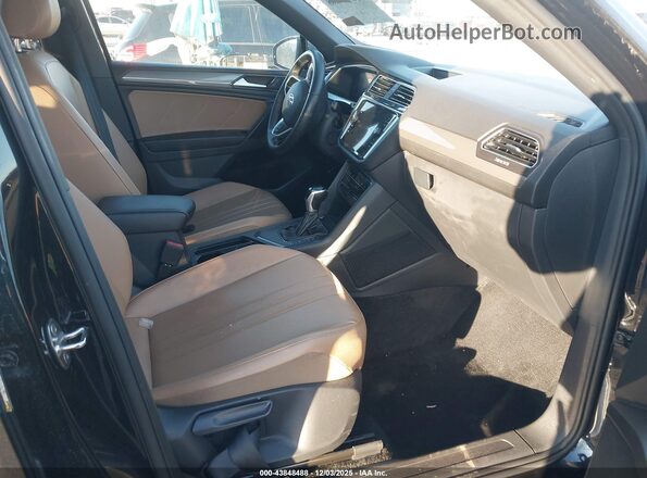 3VV3B7AX2NM128063 2022 VOLKSWAGEN TIGUAN Black Widok wnętrza z przodu