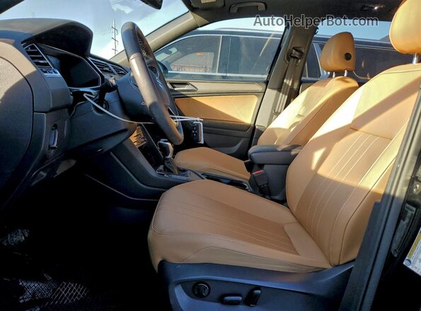 3VV3B7AX7NM070547 2022 VOLKSWAGEN TIGUAN Черный Вид салона спереди