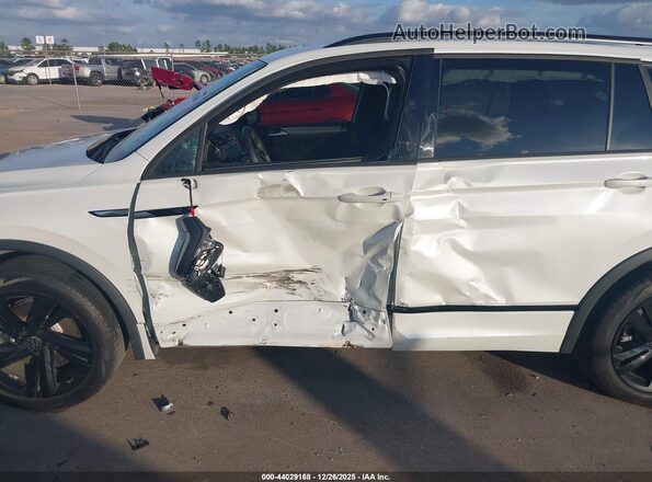 3VVCB7AX2PM130527 2023 VOLKSWAGEN TIGUAN White Front view