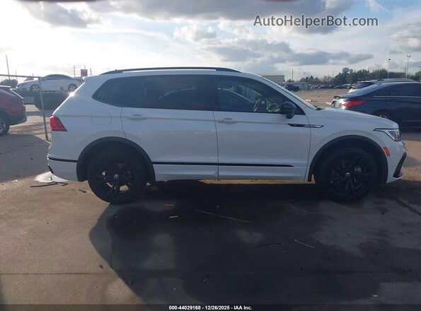 3VVCB7AX2PM130527 2023 VOLKSWAGEN TIGUAN White Rear interior view