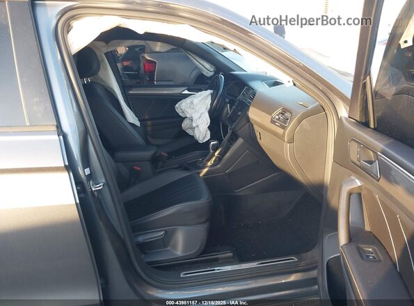 3VVCB7AX3NM023242 2022 VOLKSWAGEN TIGUAN Gray Front interior view