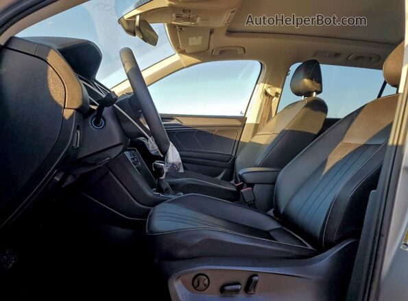 3VVNB7AX6PM014952 2023 VOLKSWAGEN TIGUAN Silver Widok wnętrza z przodu