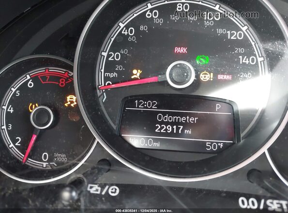 3VW5DAAT3JM516437 2018 VOLKSWAGEN BEETLE White Widok tylnych siedzeń