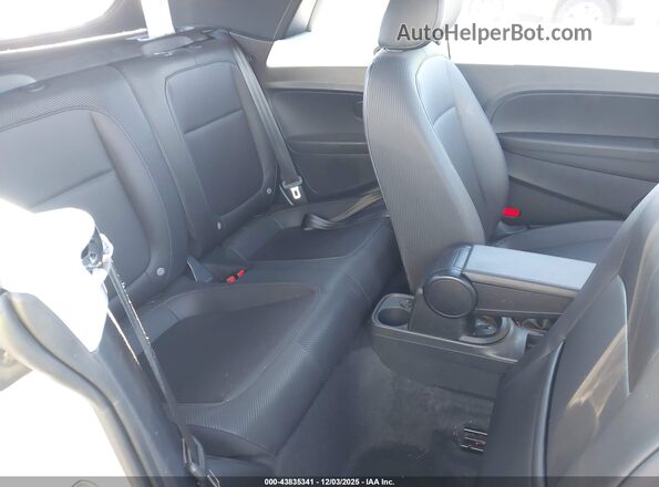3VW5DAAT3JM516437 2018 VOLKSWAGEN BEETLE White Widok naklejki z numerem VIN