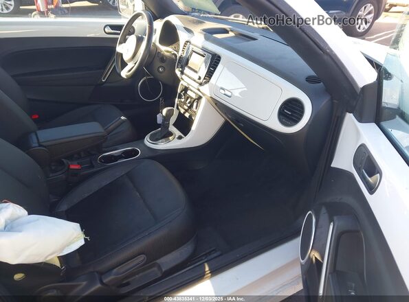 3VW5DAAT3JM516437 2018 VOLKSWAGEN BEETLE White Widok wnętrza z przodu