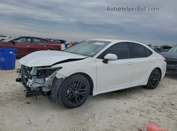 4T1DAACKXSU118002 2025 TOYOTA CAMRY White წინა მარცხენა ხედი სამი მეოთხედიდან