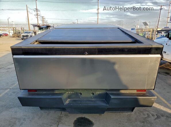 7G2CEHED9SA058678 2025 TESLA CYBERTRUCK Серебряный Вид салона спереди