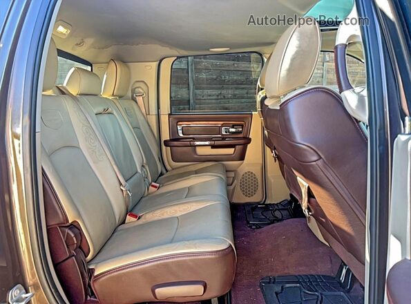 3C63RRNL5JG118866 2018 RAM 3500 Brown Вид салону спереду