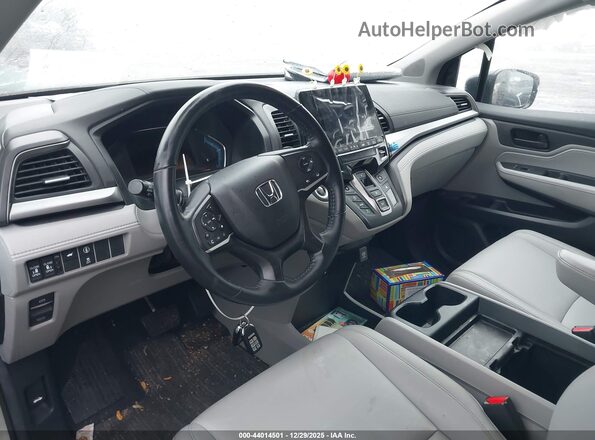 5FNRL6H64RB011916 2024 HONDA ODYSSEY Серебряный Вид салона спереди