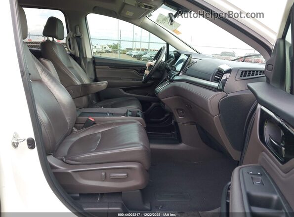 5FNRL6H93JB050043 2018 HONDA ODYSSEY Белый Вид салона спереди