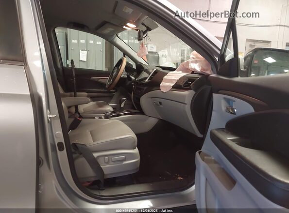 5FPYK3F68JB004785 2018 HONDA RIDGELINE Серебряный Вид салона спереди