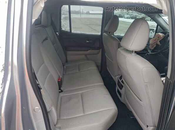 5FPYK3F75JB002534 2018 HONDA RIDGELINE Silver Vista de los asientos traseros