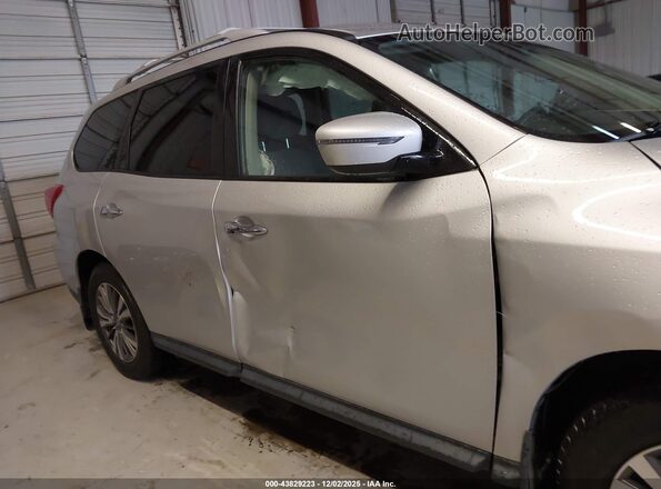 5N1DR2MNXKC596773 2019 NISSAN PATHFINDER Silver Rear interior view