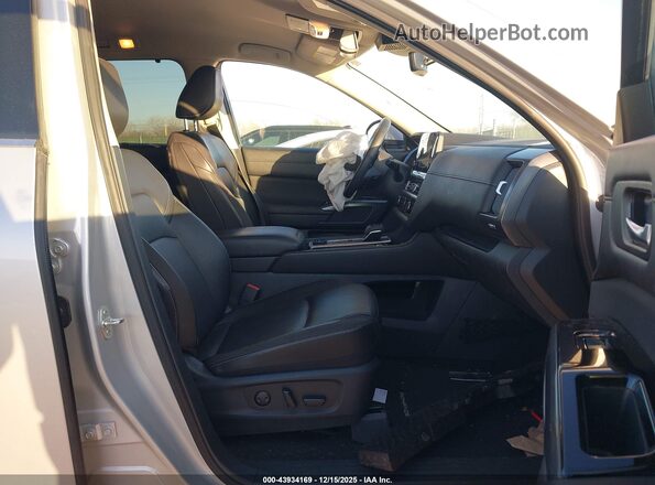 5N1DR3CC1RC253950 2024 NISSAN PATHFINDER Gray Widok wnętrza z przodu