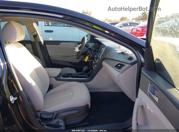 5NPE24AF2JH629953 2018 HYUNDAI SONATA Черный Вид салона спереди