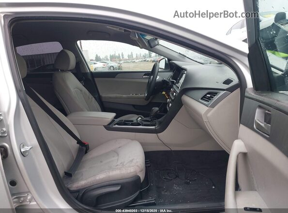 5NPE24AF5JH681321 2018 HYUNDAI SONATA Серебряный Вид салона спереди