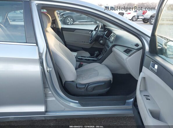 5NPE24AF7HH466484 2017 HYUNDAI SONATA Light Blue Вид салона спереди