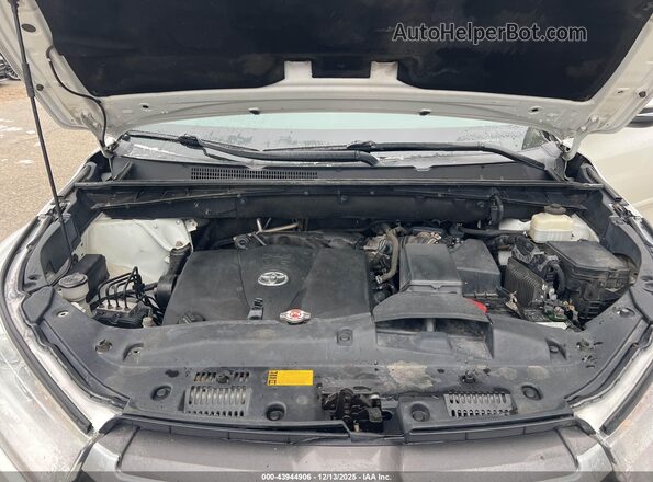 5TDJZRFH1JS543142 2018 TOYOTA LE White Вид ззаду