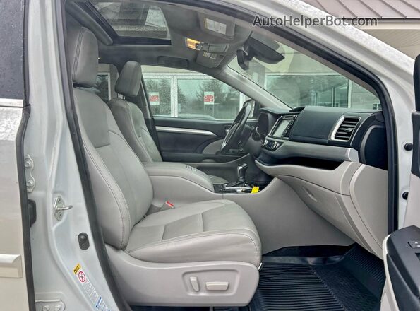5TDJZRFH1JS543142 2018 TOYOTA HIGHLANDER White Widok z tyłu