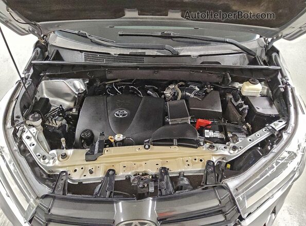 5TDKZRFH5JS538076 2018 TOYOTA HIGHLANDER Silver ძრავის განყოფილების ხედი