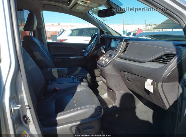 5TDXZ3DC1JS945788 2018 TOYOTA SIENNA Silver Вид салону спереду
