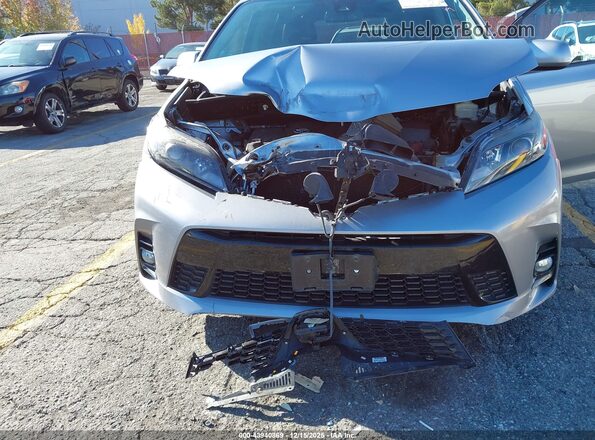 5TDXZ3DC1JS945788 2018 TOYOTA SIENNA Silver Вид спереду