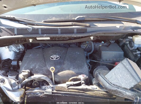 5TDXZ3DC1JS945788 2018 TOYOTA SIENNA Silver Вид ззаду
