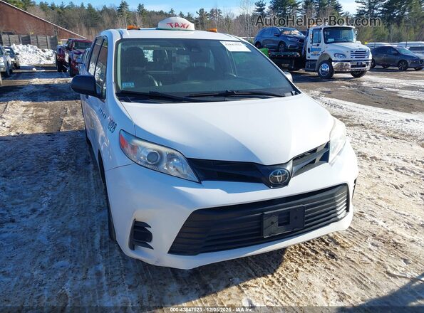 5TDZZ3DC8JS955596 2018 TOYOTA SIENNA Белый Вид щитка приборов