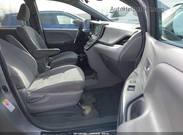 5TDZZ3DC8JS959924 2018 TOYOTA SIENNA Серебряный Вид салона спереди