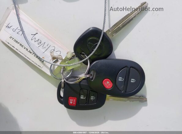 5TDZZ3DC8JS959924 2018 TOYOTA SIENNA Серебряный Вид панели приборов