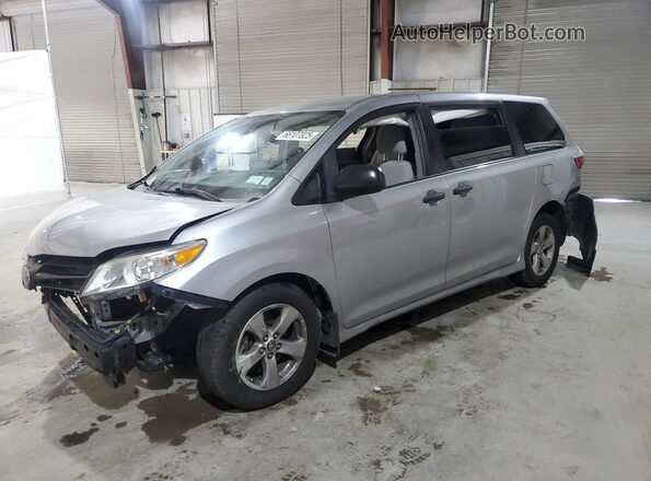 5TDZZ3DC9JS919156 2018 TOYOTA SIENNA Silver Передня ліва чверть