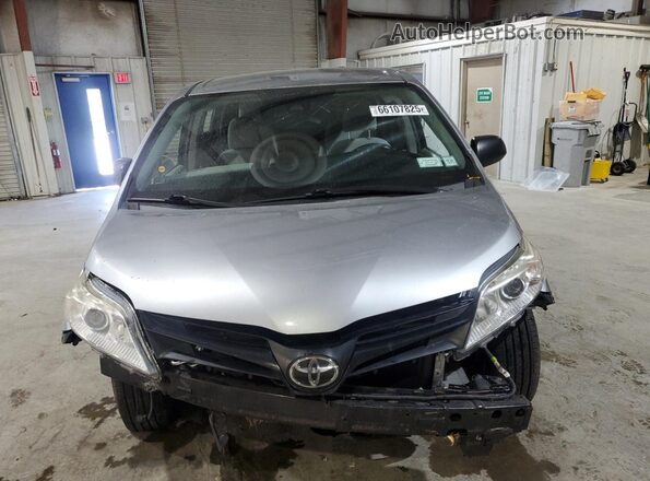 5TDZZ3DC9JS919156 2018 TOYOTA SIENNA Silver Вид спереду