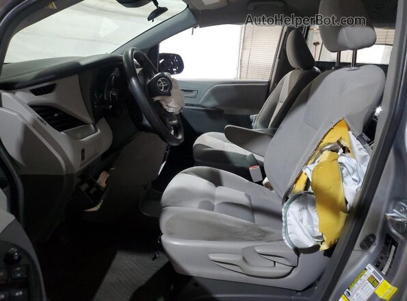 5TDZZ3DC9JS919156 2018 TOYOTA SIENNA Silver Вид салону спереду