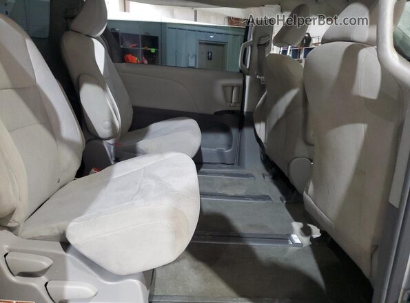 5TDZZ3DC9JS919156 2018 TOYOTA SIENNA Silver Вид задньої частини салону