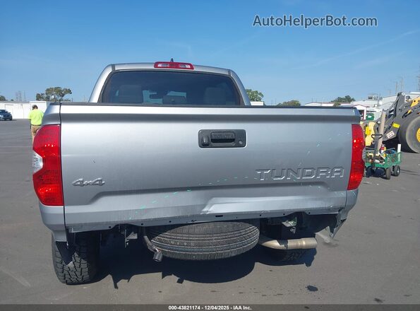 5TFDY5F10MX007888 2021 TOYOTA TUNDRA Серебряный Вид спереди