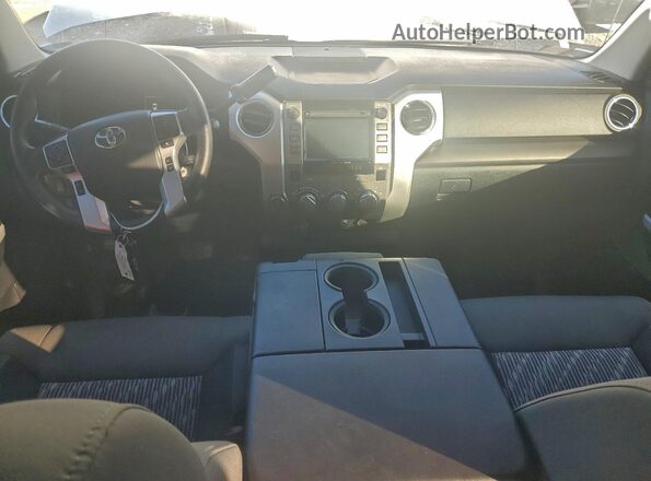 5TFDY5F12JX720609 2018 TOYOTA TUNDRA Белый Вид панели приборов