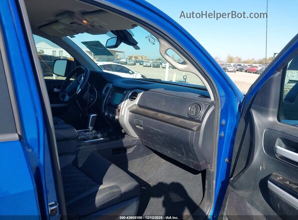 5TFEY5F10JX230660 2018 TOYOTA TUNDRA Blue წინა სალონის ხედი