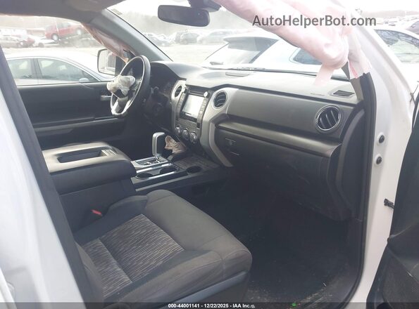 5TFEY5F12JX239263 2018 TOYOTA TUNDRA Белый Вид салона спереди