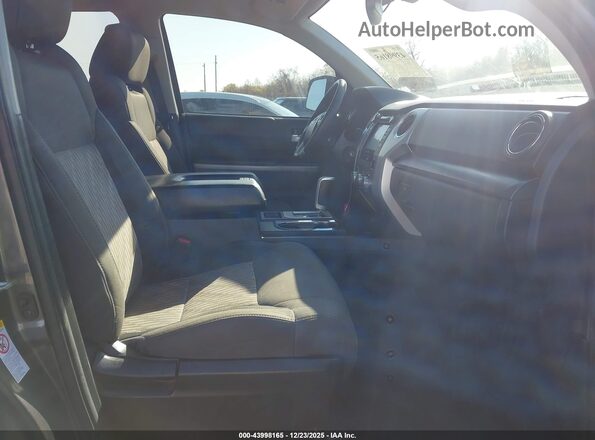 5TFRM5F12JX122974 2018 TOYOTA TUNDRA Серый Вид салона спереди